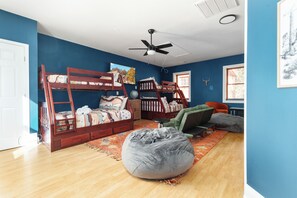 5 bedrooms, iron/ironing board, travel cot, free WiFi - Luxury Shenandoah Cabin w/ Views + Hot Tub + Sauna (Luray)