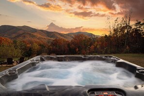 Outdoor spa tub - Luxury Shenandoah Cabin w/ Views + Hot Tub + Sauna (Luray)
