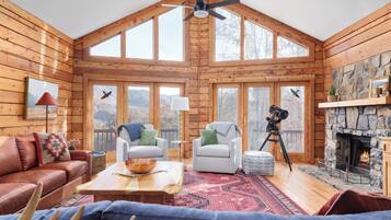 Una Smart TV, una chimenea, libros, una biblioteca de música