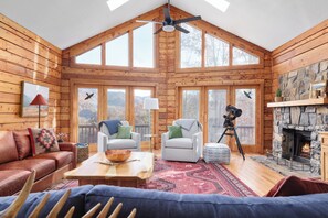 Een smart-tv, een open haard, boeken en een muziekbibliotheek