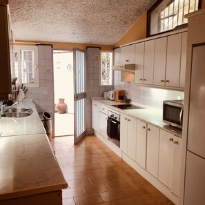 Microondas, horno, placa de cocina y lavavajillas