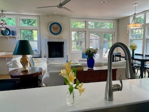 Televisión y chimenea