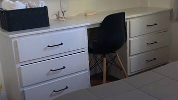 Tabla de planchar con plancha, internet y ropa de cama