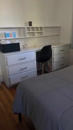 Tabla de planchar con plancha, acceso a internet y ropa de cama