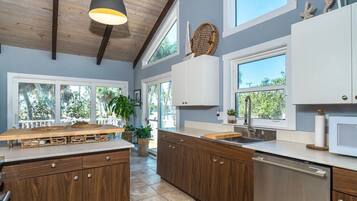 Een magnetron, een oven, een kookplaat, een vaatwasser