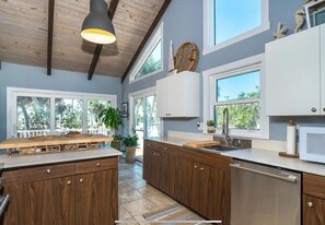 Een magnetron, een oven, een kookplaat, een vaatwasser