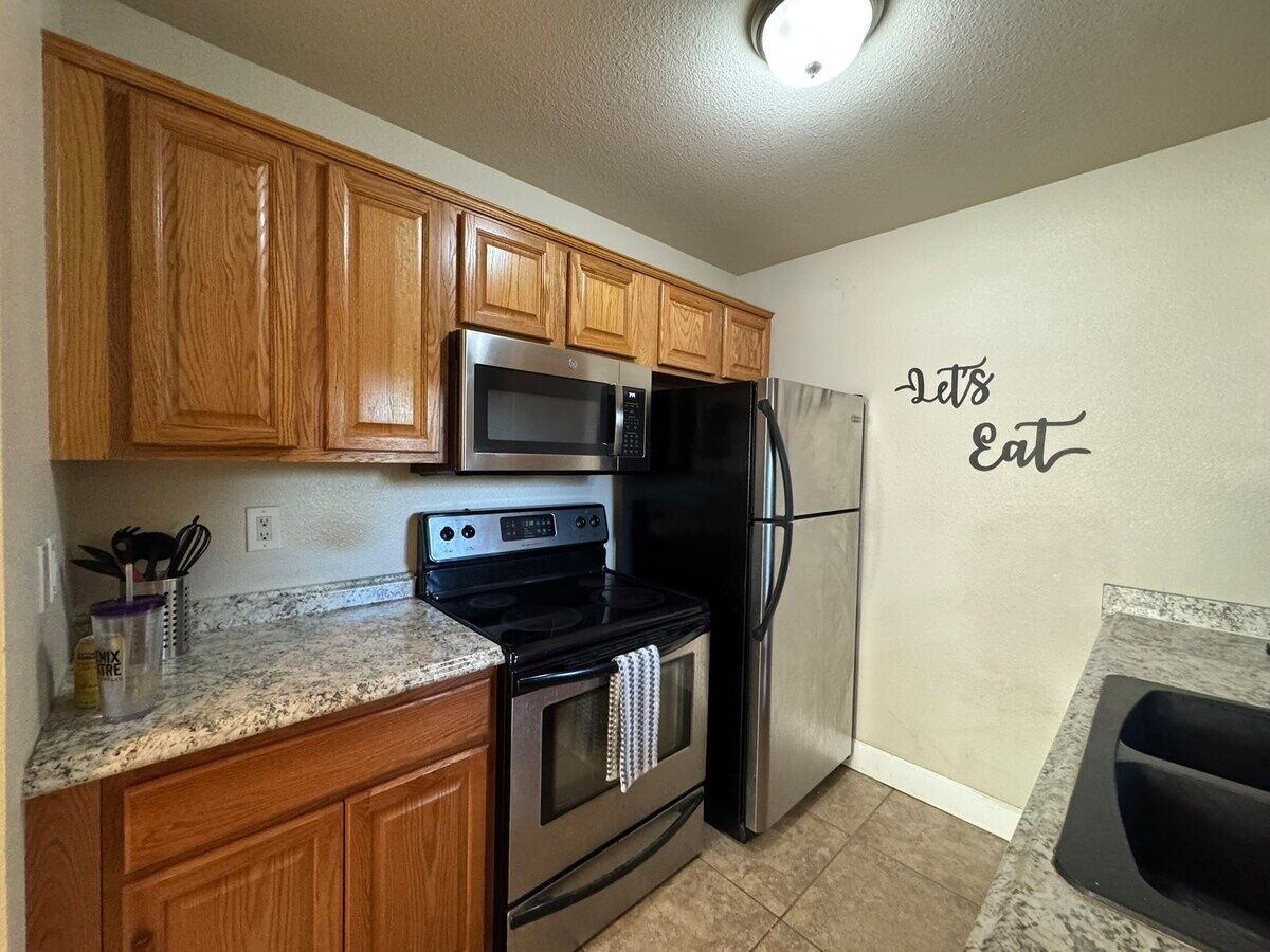 Coffee/tea maker, fridge, microwave, oven