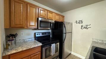 Coffee/tea maker, fridge, microwave, oven