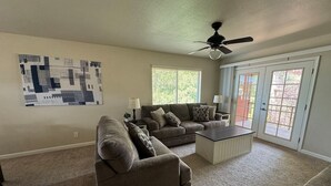 TV - Spacious 2BR Condo w/ Red Rock Views – Near Sedona (Sedona)