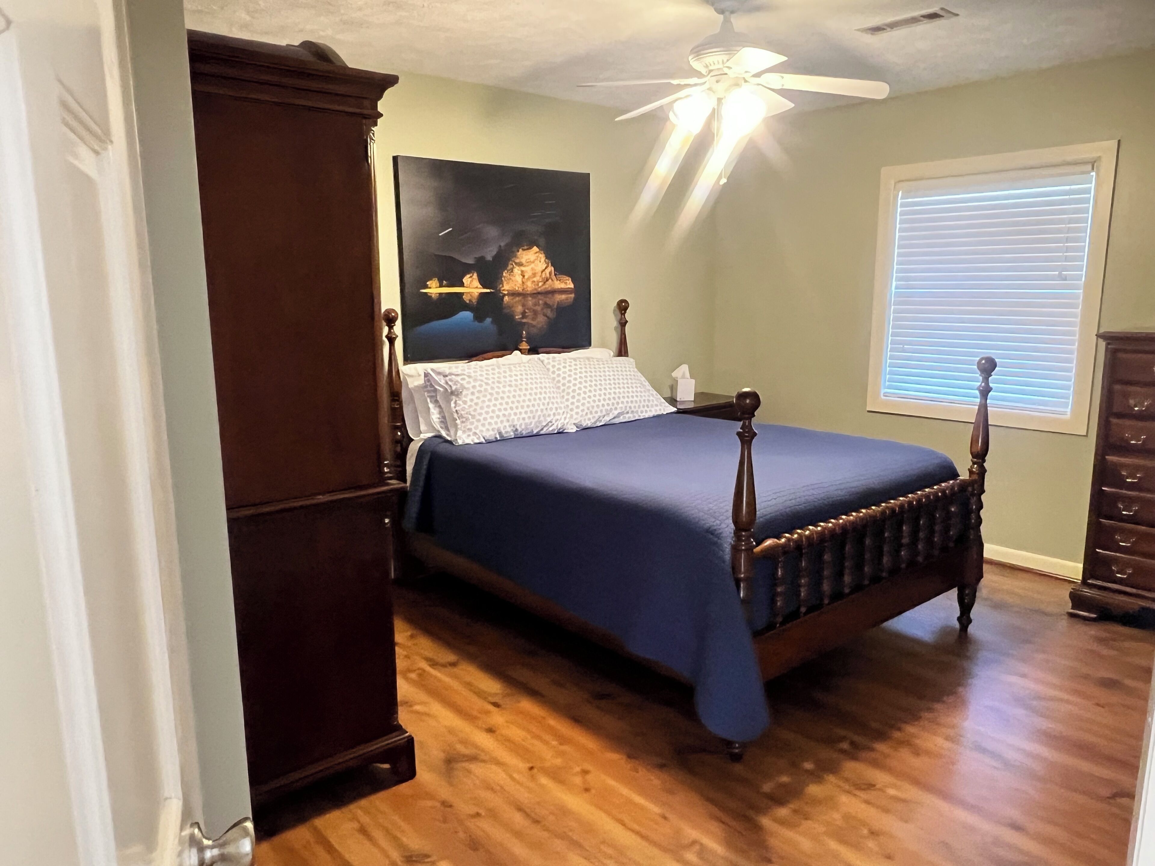 4 bedrooms, iron/ironing board, free WiFi, bed sheets