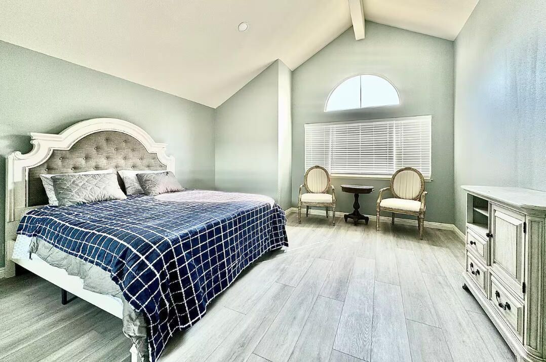 4 habitaciones, tabla de planchar con plancha, internet y ropa de cama 