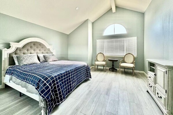 4 bedrooms, iron/ironing board, Internet, bed sheets