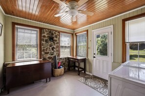 Interior - Charming Downtown Parkside Cottage (Charlottesville)