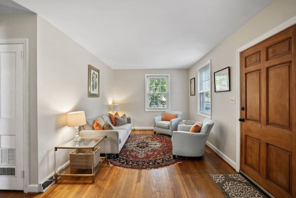 TV - Charming Downtown Parkside Cottage (Charlottesville)
