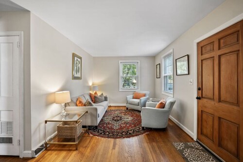 Charming Downtown Parkside Cottage