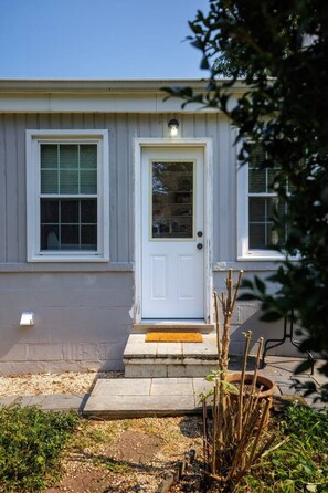 Exterior detail - Charming Downtown Parkside Cottage (Charlottesville)