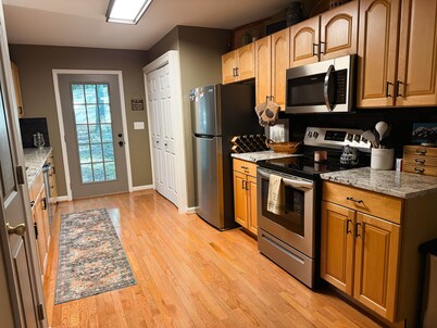 Modern Mountain Cabin Near Blowing Rock - Hot Tub, Fire Pit & Trail to Waterfall