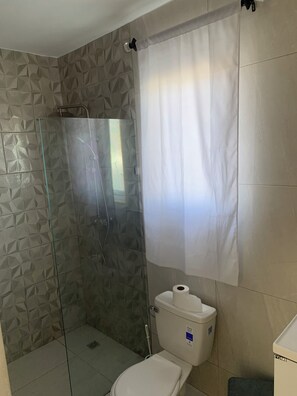 Toallas, jabón, papel de baño 