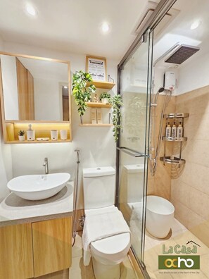 Classic Condo, Balcony, City View | Bathroom