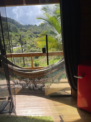 Quarto casal conforto, varanda coberta, vista para o jardim | Wi-Fi de cortesia