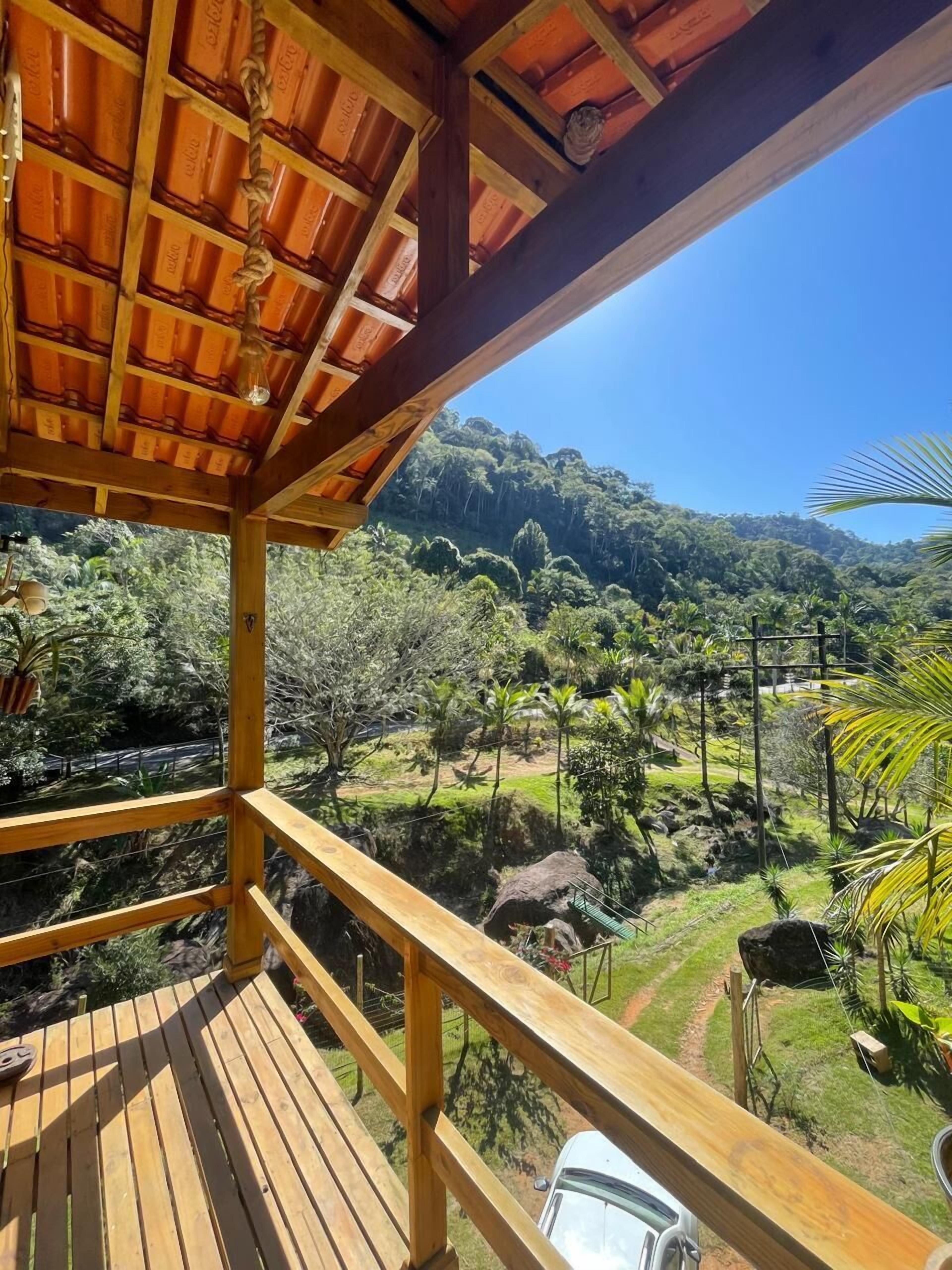 Quarto casal conforto, varanda coberta, vista para o jardim | Wi-Fi de cortesia