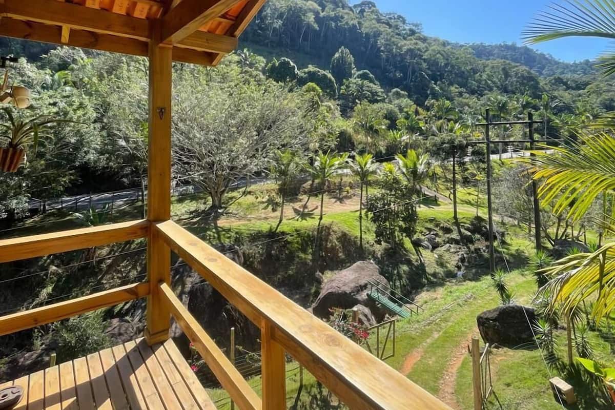 Quarto casal conforto, varanda coberta, vista para o jardim | Wi-Fi de cortesia