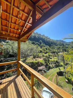 Quarto casal conforto, varanda coberta, vista para o jardim | Wi-Fi de cortesia