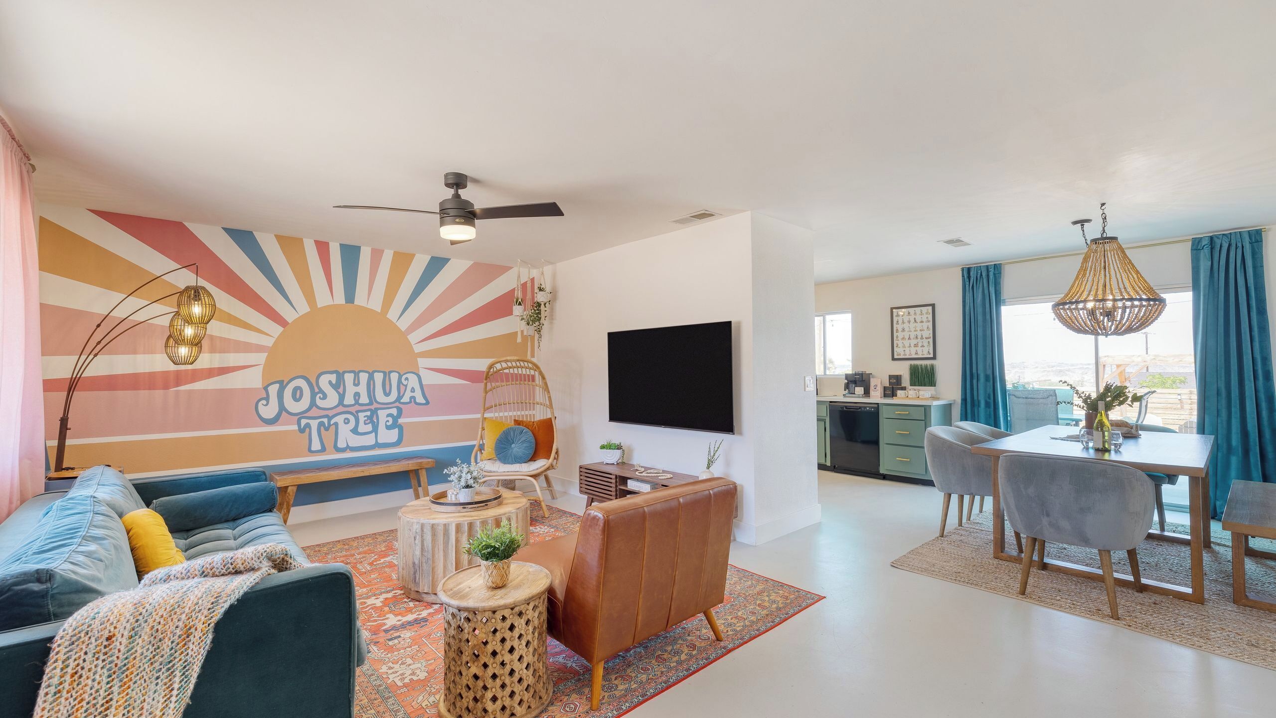 Un salon moderne avec un canapé, une table basse et une fresque murale.