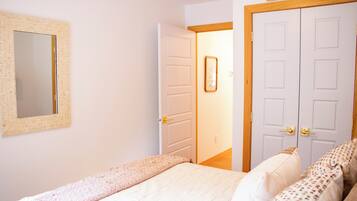 Iron/ironing board, internet, bed sheets