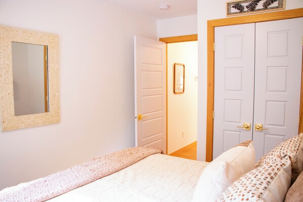 Iron/ironing board, internet, bed sheets