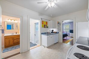 4 bedrooms, desk, WiFi, bed sheets