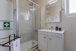 Dusche, Haartrockner, Handtücher