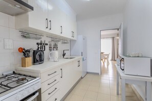 Kylskåp, mikrovågsugn, ugn och spishäll