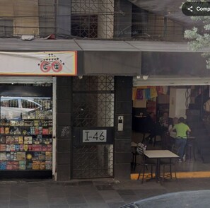 Vista frontal de la propiedad