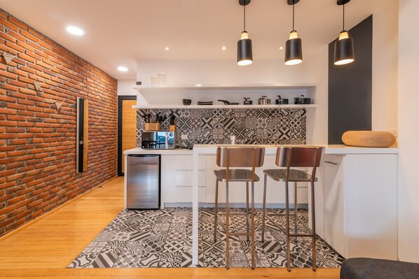 Classic Apartment, 1 Queen Bed, Non Smoking, Annex Building | Private kitchen