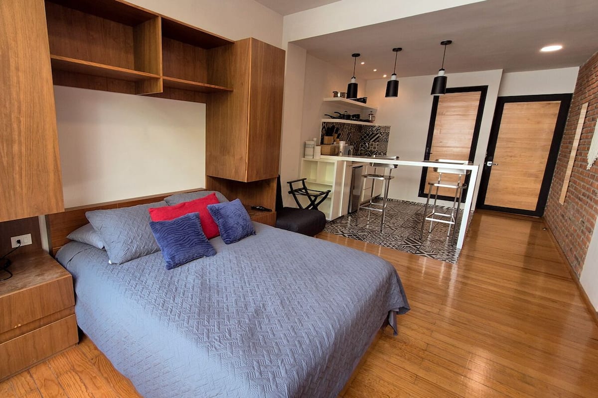 Departamento clásico, para no fumadores, vista a la ciudad | Tabla de planchar con plancha y wifi gratis