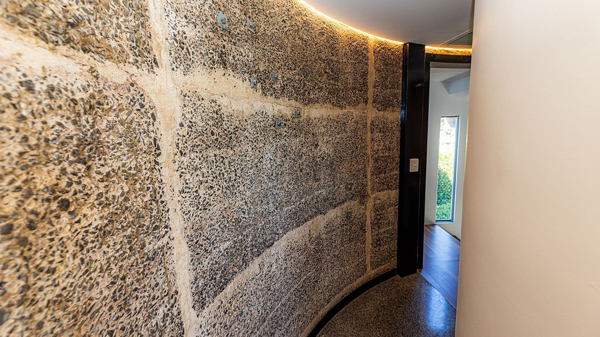 المنشأة من الداخل