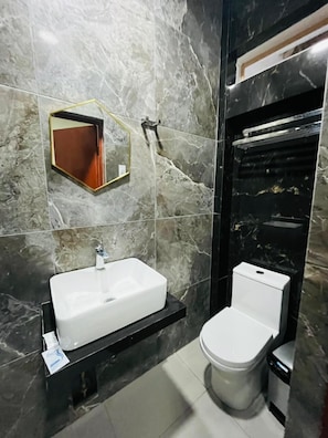 Basic Single Room | Desk, free WiFi