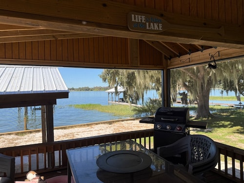 Adorable 2-bedroom home on Lake Placid