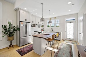 Jääkaappi, mikroaaltouuni, uuni, liesi