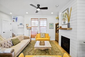 Televisión y chimenea 