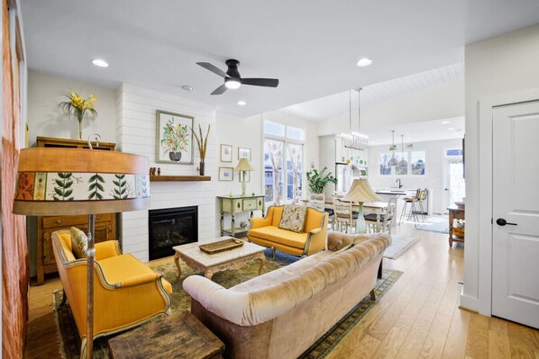 Televisión y chimenea 