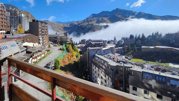 A mountain town with modern buildings, a clear sky, and a view of mountains in the background. - Avoriaz - Apartment 4 people, balcony, wifi (Avoriaz)