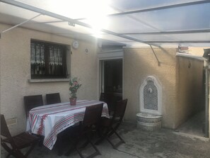 تناول الطعام بالخارج