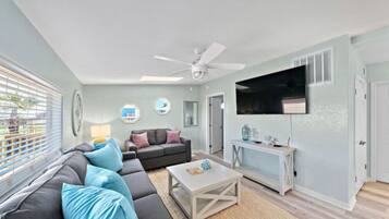 Una televisión, videojuegos, un futbolín, una mesa de tenis de mesa