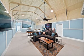 Televisio, videopelejä, pöytäjalkapallopöytä, pöytätennispöytä