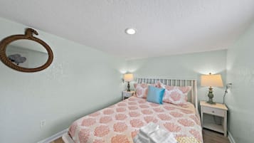 8 間睡房、書桌、熨斗/熨衫板、可攜式嬰兒床