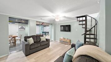 電視、電子遊戲、足球機、乒乓球設施