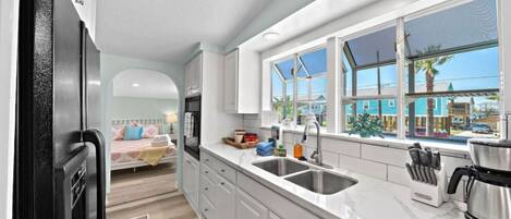 Kjøleskap, mikrobølgeovn, ovn og kokeplater