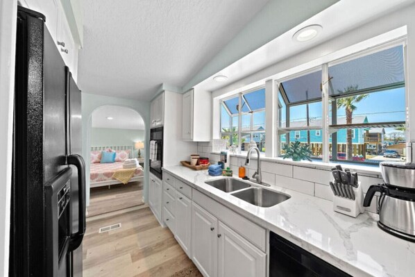 ثلاجة، ميكروويف، فرن، موقد طهي مسطح